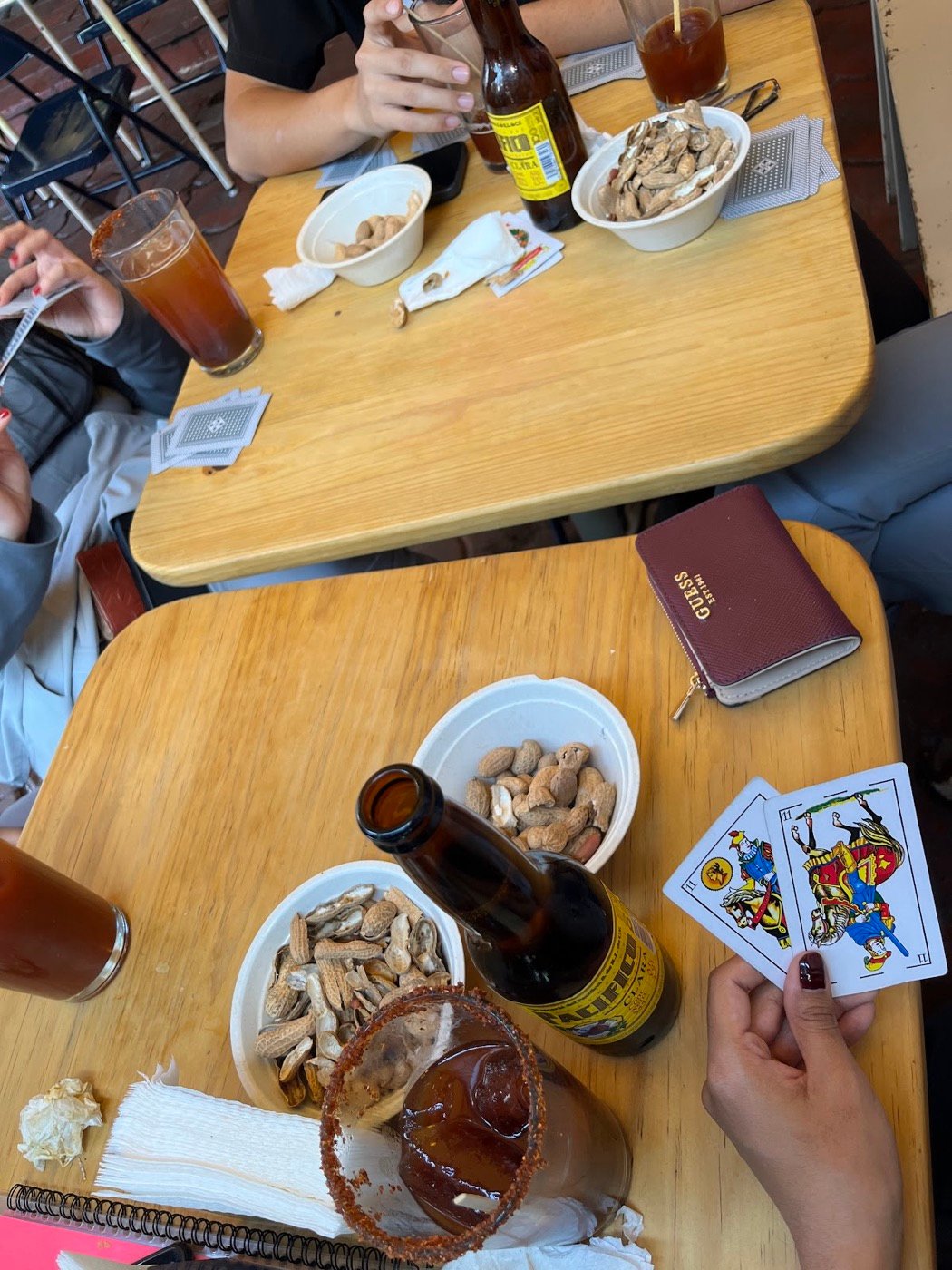 Juego de cartas en la mesa con botana