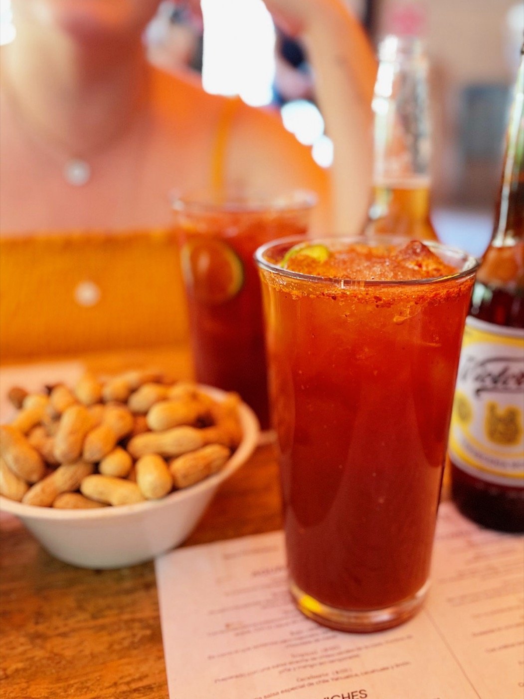 Michelada con cacahuates