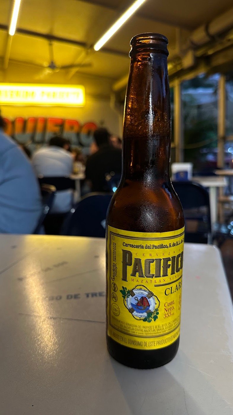 Cerveza Pacífico en la mesa