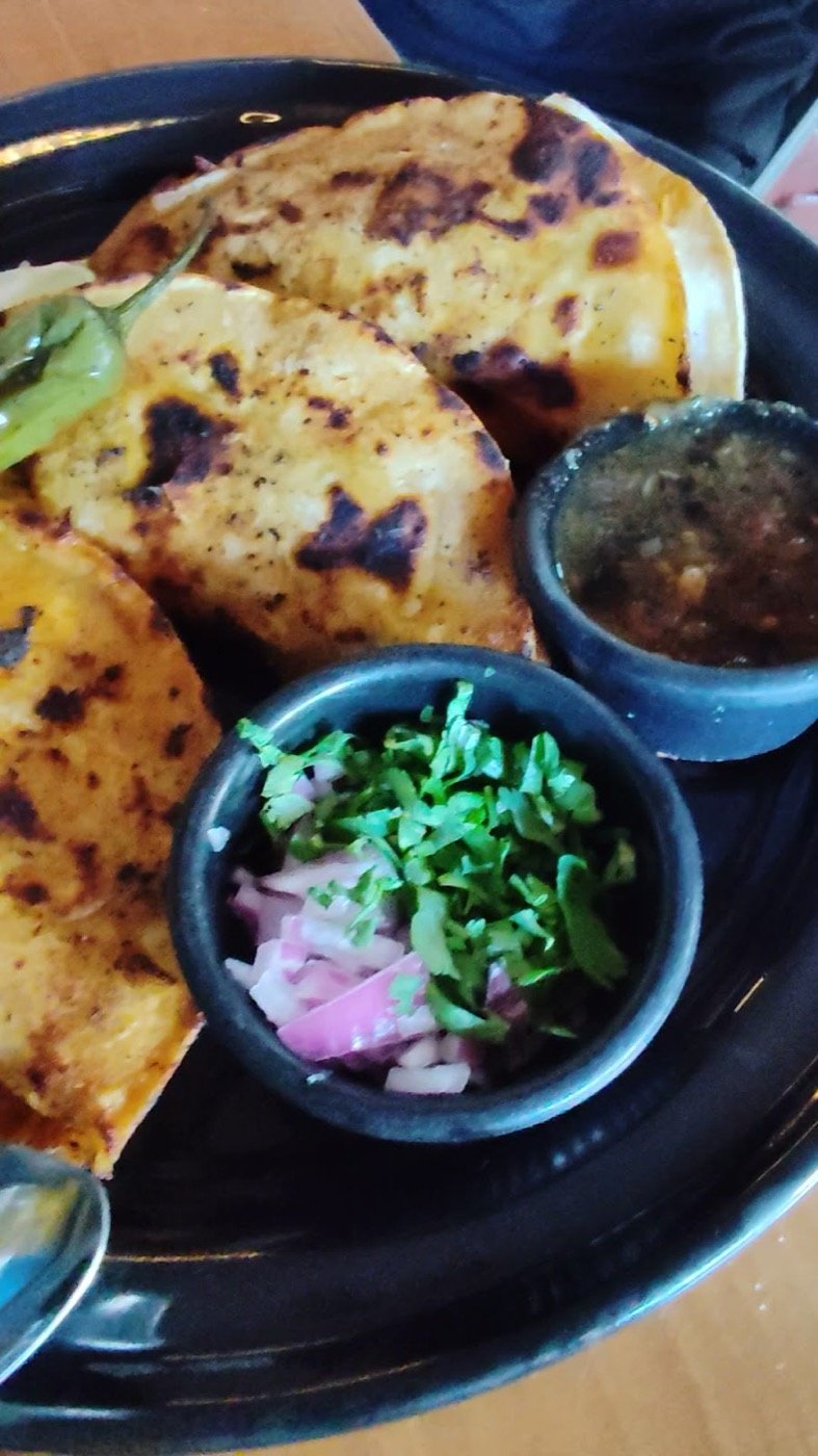 Quesadillas con cebolla y cilantro