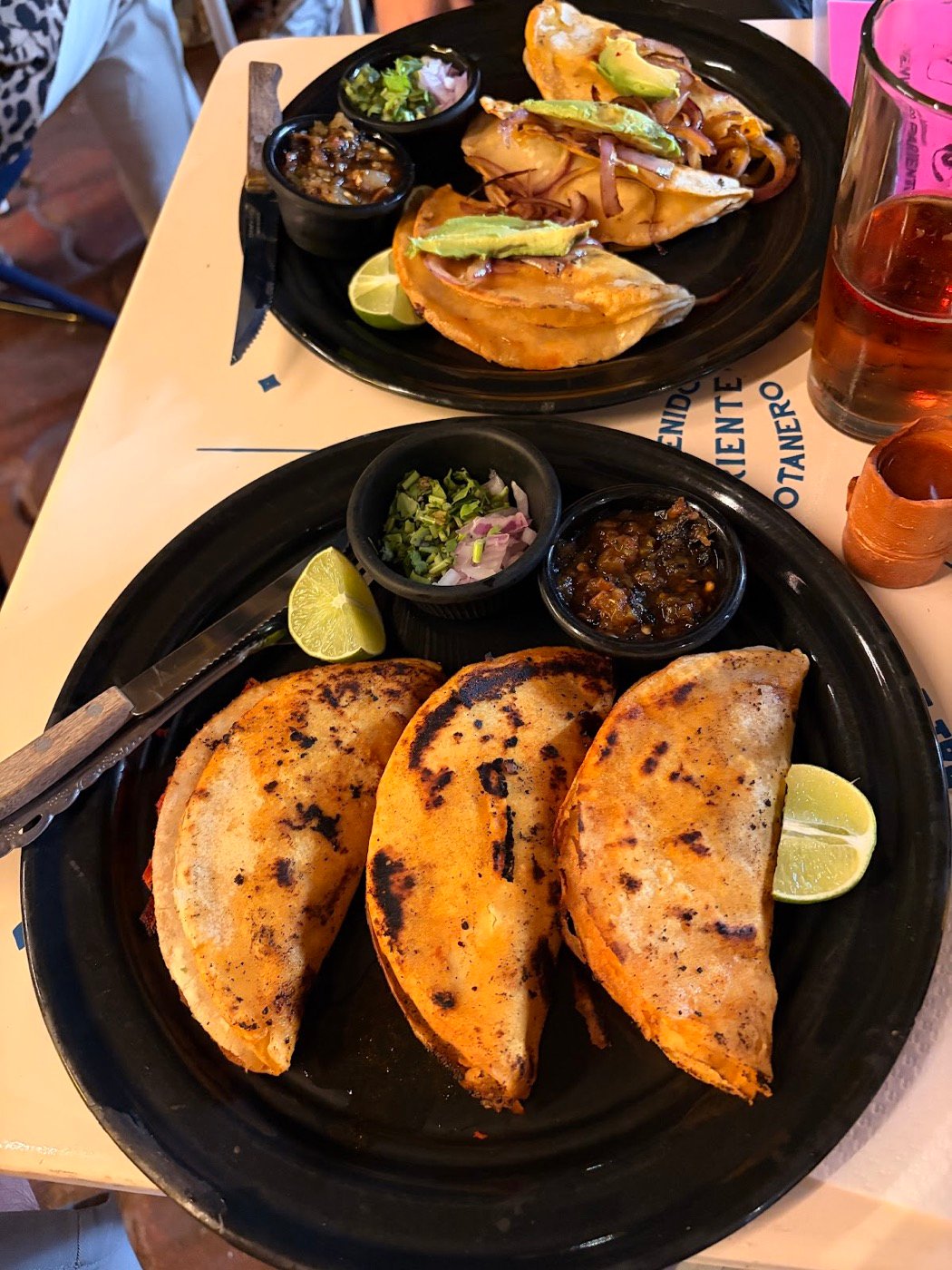 Tacos dorados con salsa