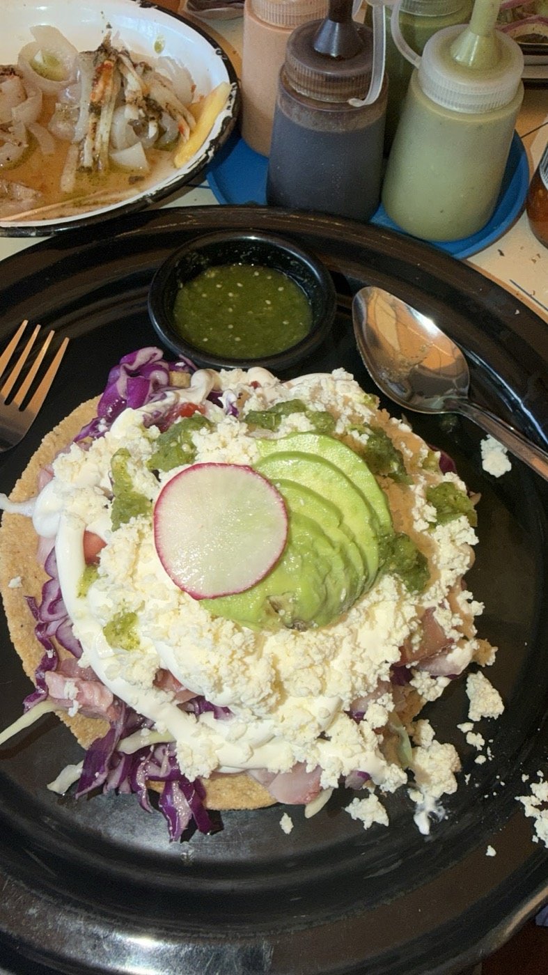 Tostada con aguachile y aguacate